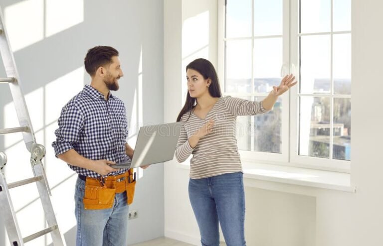 asiakas keskustelee sahkoasentajan kanssa kotona