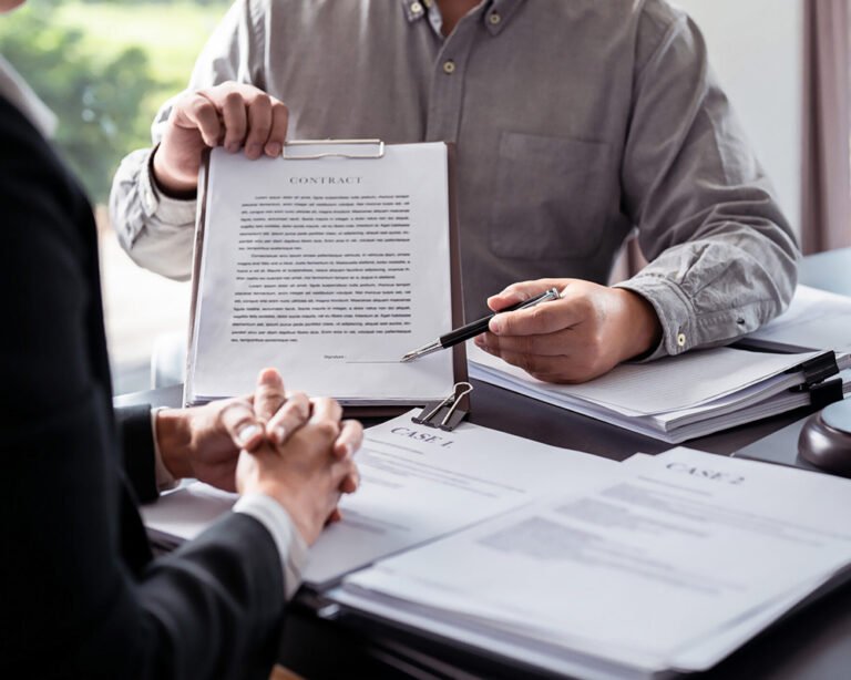 asianajaja ja yritysten sopimus allekirjoittamassa