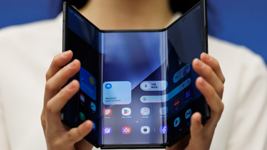 Mitä hyötyjä taittuvalla puhelimella on verrattuna tavalliseen puhelimeen