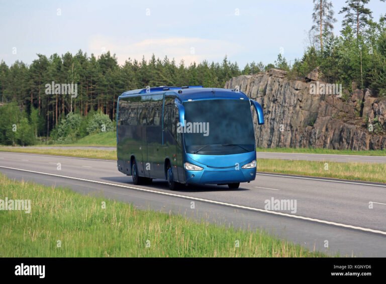 bussi ajaa maaseudun halki kirkkaana paivana
