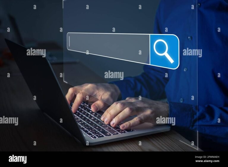 henkilo kayttaa tietokonetta hakukoneella