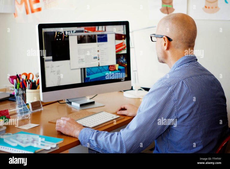 henkilo kayttaa tietokonetta kotona