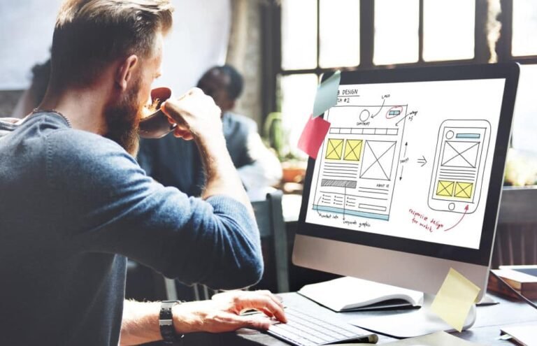 henkilo rakentamassa kotisivuja tietokoneella