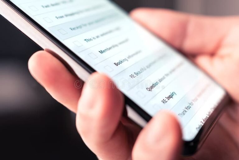 henkilo selaamassa puhelinta hakemiston kanssa