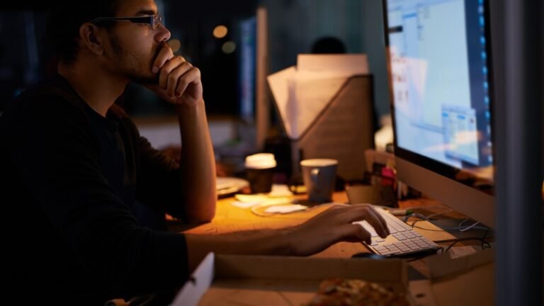 henkilo selaamassa tietoja tietokoneelta