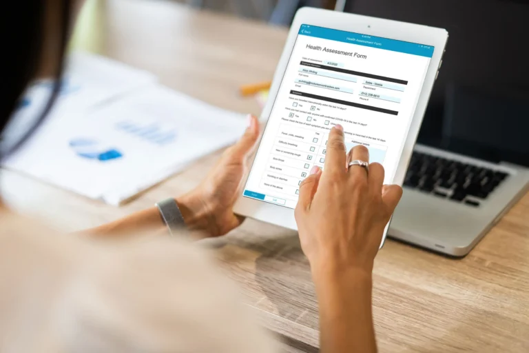 henkilo tayttamassa ammatillista arviointilomaketta