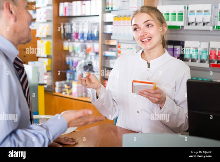 hymyileva apteekkihenkilo palvelee asiakasta