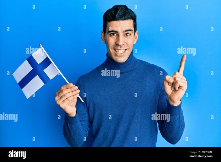 hymyileva henkilo suomen lipun kanssa