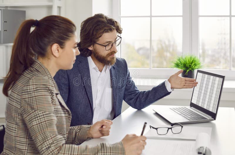 ihminen keskustelee pankin neuvonantajan kanssa