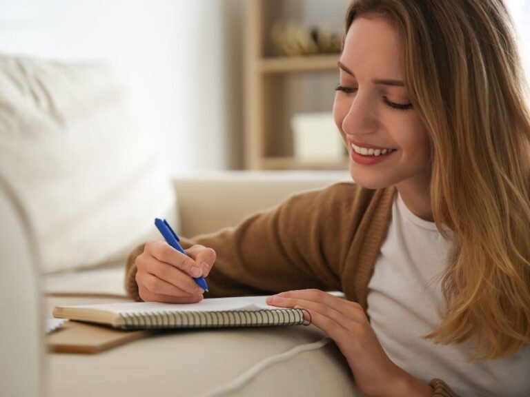 ihminen kirjoittaa huomion herattavaa kirjetta