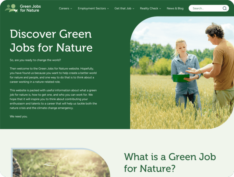 ihminen miettii uravaihtoehtoja luonnossa