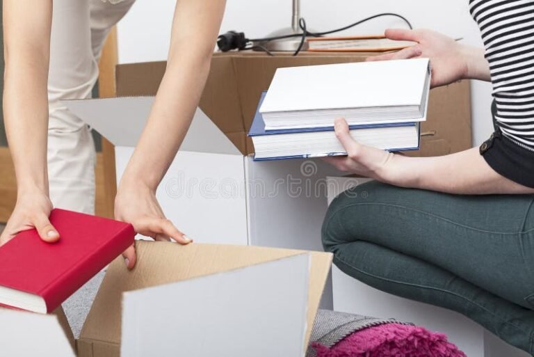 Mitä Työntekijän Irtisanoutumiseen Pitää Huomioida Työsuhteessa 21 ihminen pakkaamassa tyoasioita laatikkoon