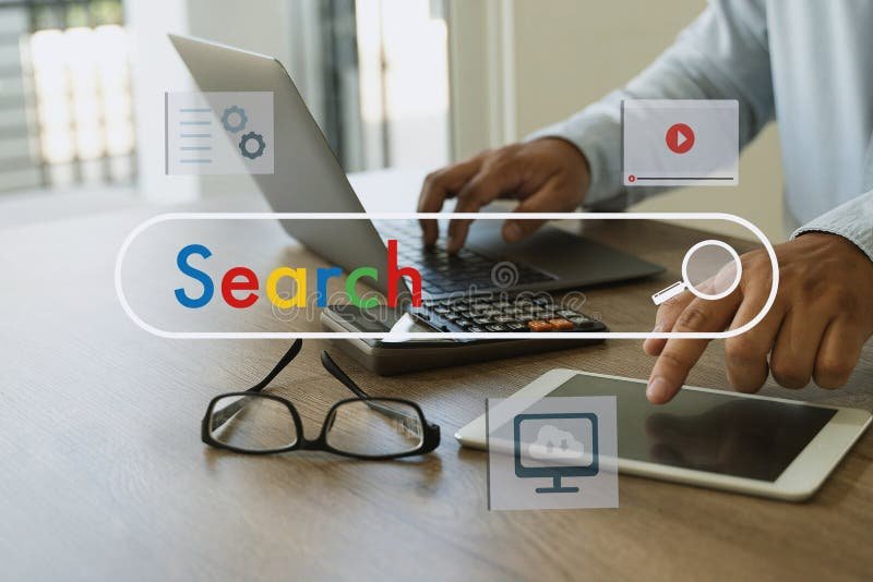 ihminen selaa tietokoneelta tyonhakusivustoja