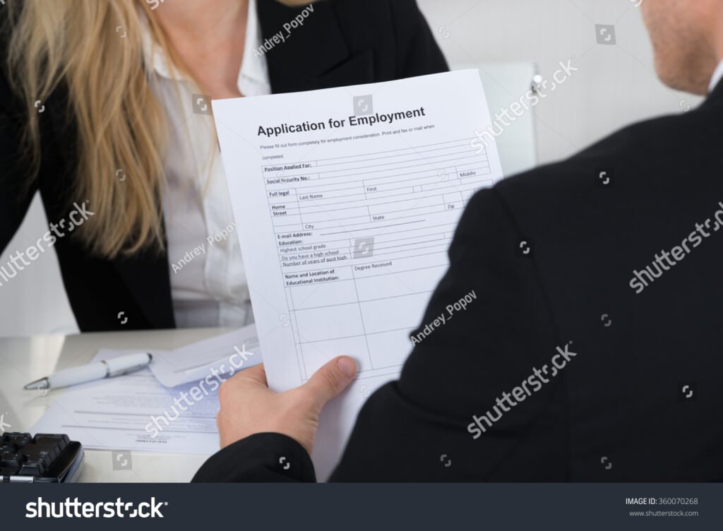 ihminen tayttaa lomaketta postin edessa