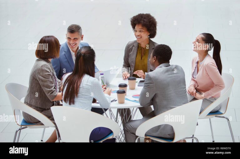 ihmiset keskustelemassa kokoushuoneessa pyorean poydan aaressa