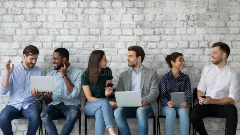 Mitä Työhaastattelussa Yleensä Kysytään 14 ihmiset keskustelemassa ystavallisessa tyohaastattelussa