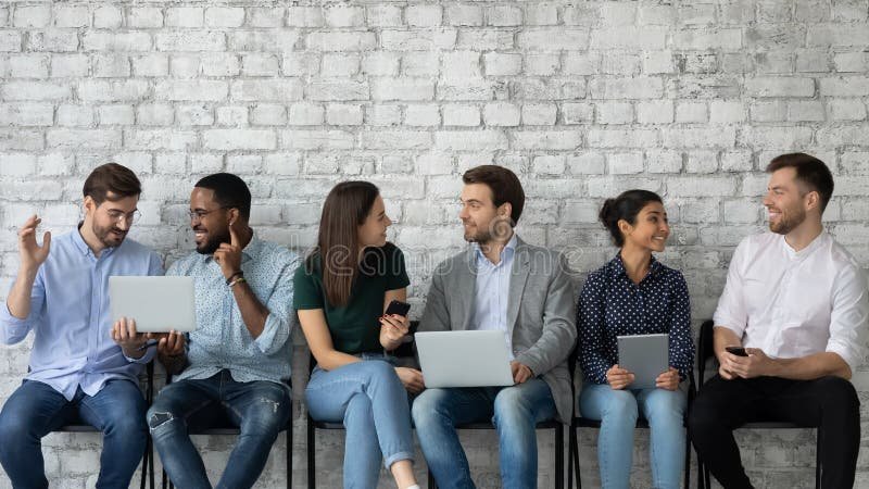 ihmiset keskustelemassa ystavallisessa tyohaastattelussa