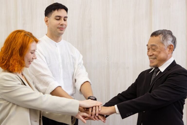 ihmisia keskustelemassa ryhmassa kadet yhdessa