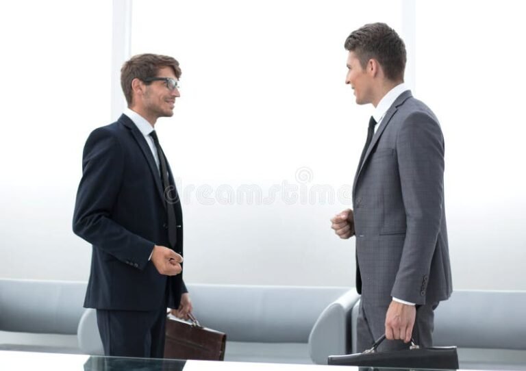 ihmisia keskustelemassa virallisessa ymparistossa