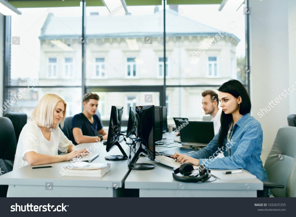 ihmisia tyopoytien aaressa toimistossa