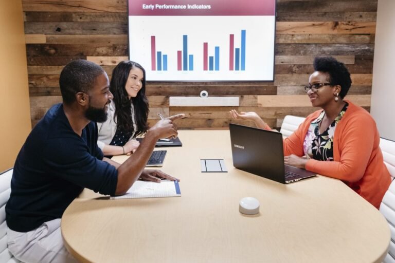 ihmisia tyoskentelemassa kokoushuoneessa