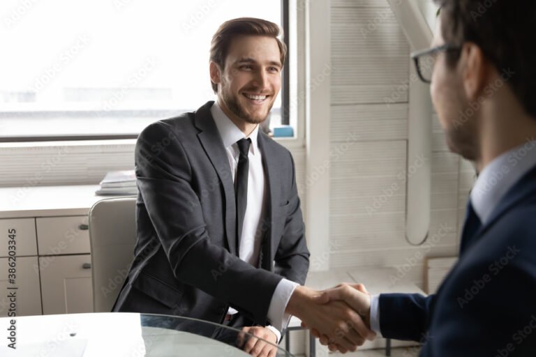 iloinen tyonhakija onnistuneessa tyohaastattelussa