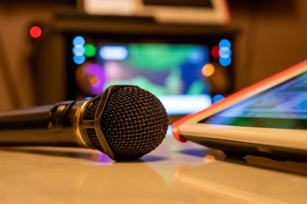 Miten Janne Ahonen liittyy karaokeen ja laulamiseen