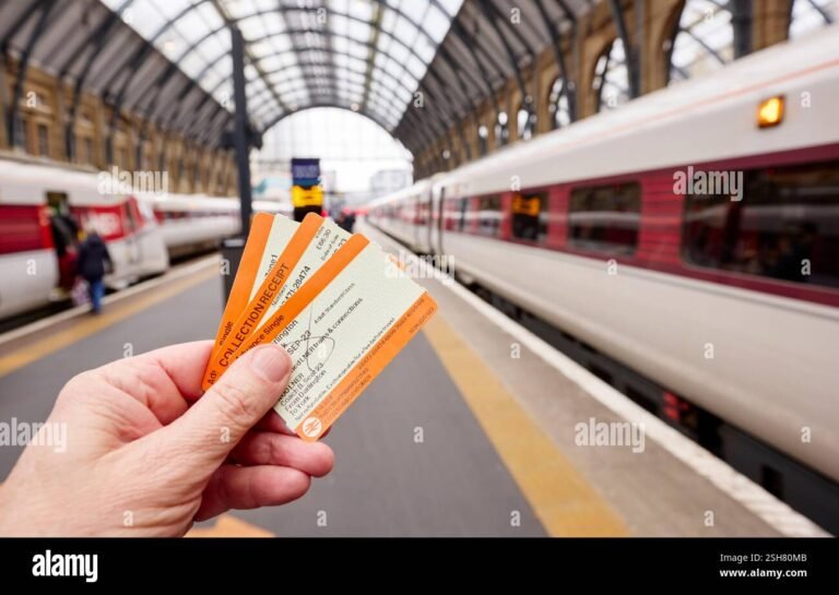 junamatkustaja lipun kanssa asemalaiturilla