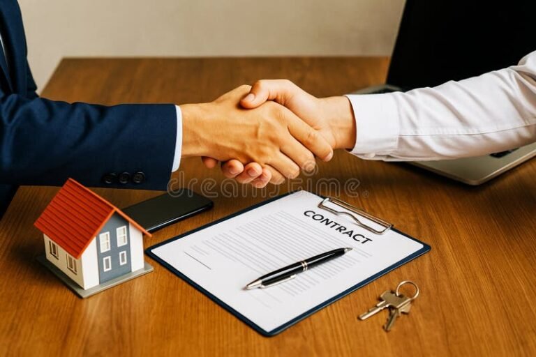 kaksi ihmista allekirjoittaa sopimusta poydan aaressa