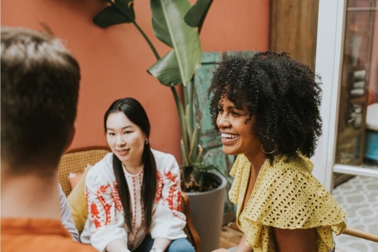 kaksi ihmista jakamassa tavaroita rauhallisesti