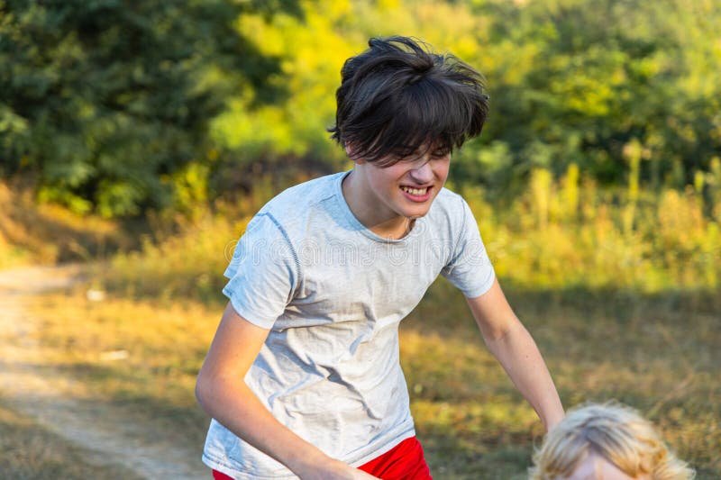 Mitä Tatu ja Patu -kirjasarja kertoo lapsille hauskoista seikkailuista