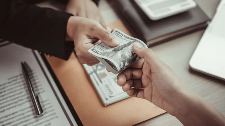 kasi ojentamassa kateista lopputilin maksussa