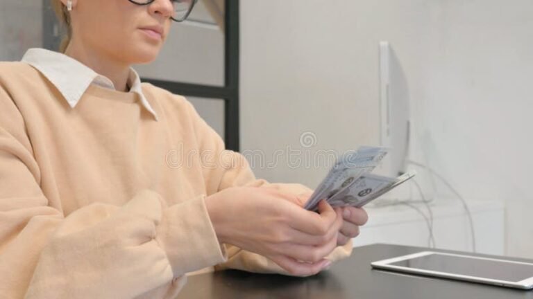 katevia kasia laskemassa rahaa ja asiakirjoja