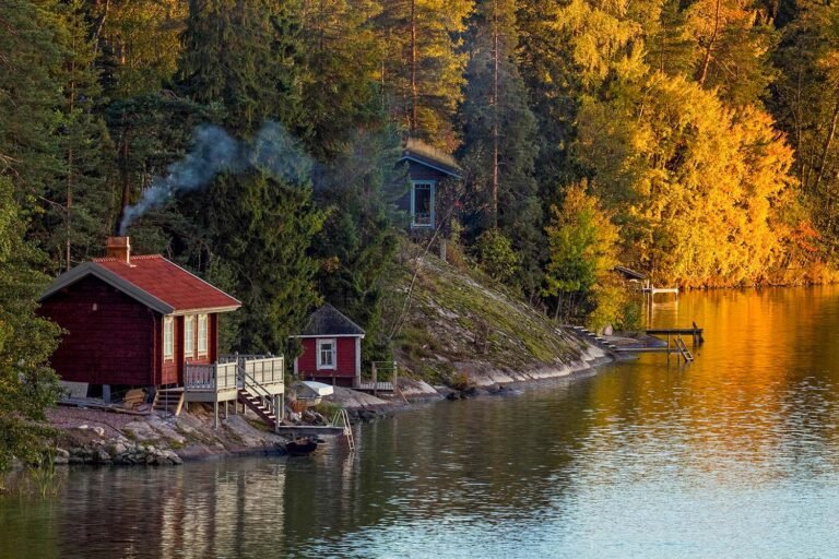 kaunis suomalainen mokki jarven rannalla