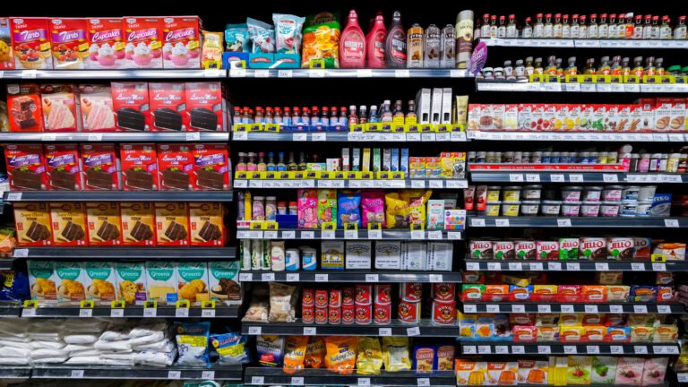 kaupan hylly taynna monipuolisia tuotteita