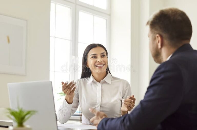 kuvassa iloinen asiakas keskustelee pankkineuvojan kanssa