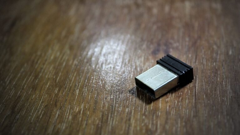 lahikuva modernista usb wifi adapterista poydalla