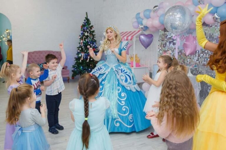 lapsi iloisessa elsa asussa juhlatunnelmassa