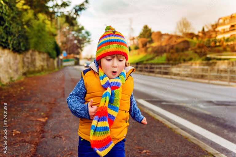 lapsi leikkii varikkaalla kepparilla ulkona