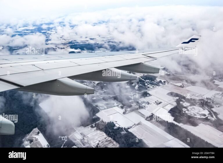 lentokone nousemassa suomen maisemassa