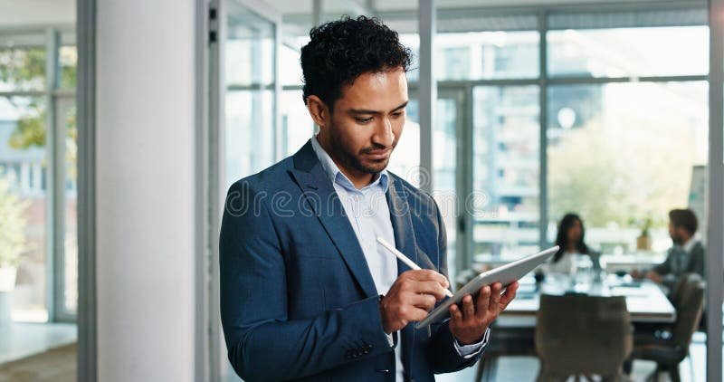 Miten Saat Nopean Yrityslainan Ehdot Ja Hakuprosessin 1 liikemies allekirjoittaa lainasopimusta toimistossa