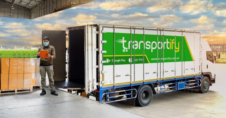 logistiikkayrityksen kuorma auto lastinkasittelyssa