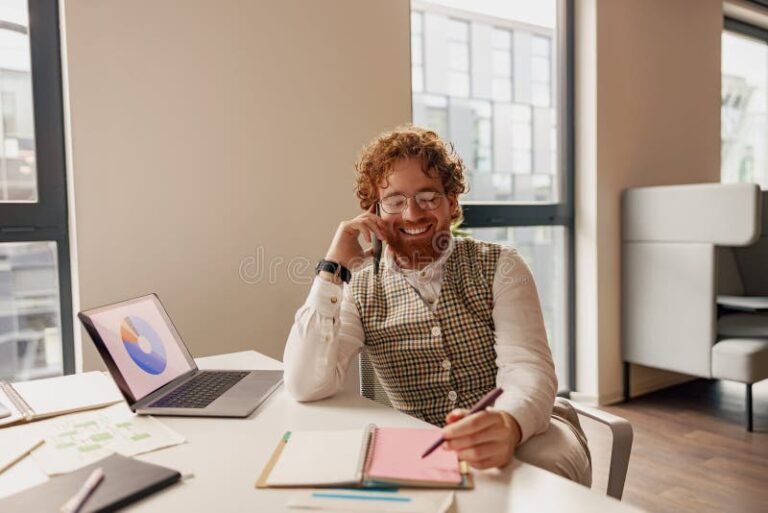 luova ammattilainen tyoskentelee modernissa toimistossa