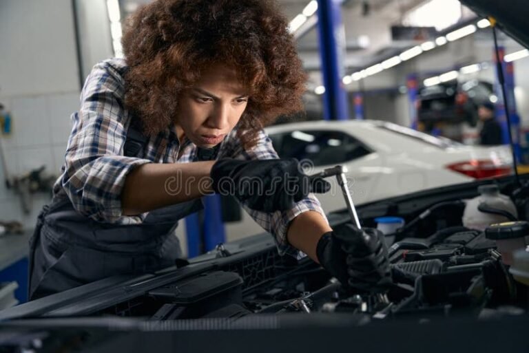 moderni automekaanikko korjaa autoa korjaamolla