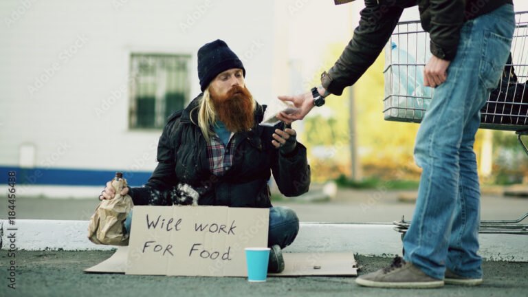 nuori henkilo tarjoaa apua kodittomalle kadulla