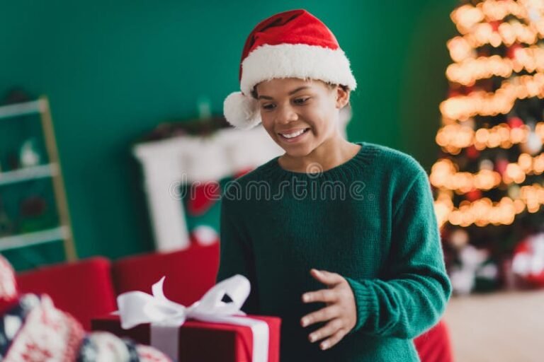 onnellinen nuori vastaanottaa lahjan