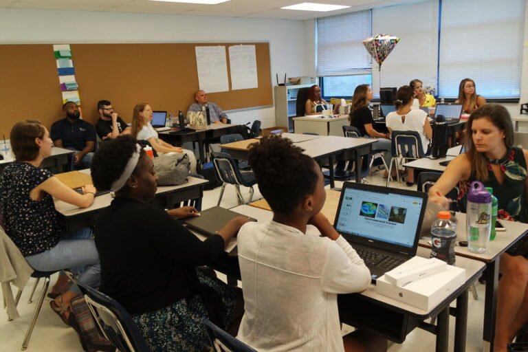 Mitä Into Koulutus tarjoaa ammatilliseen kehittymiseen 17 opiskelijat tyoskentelevat yhdessa nykyaikaisessa oppimisymparistossa