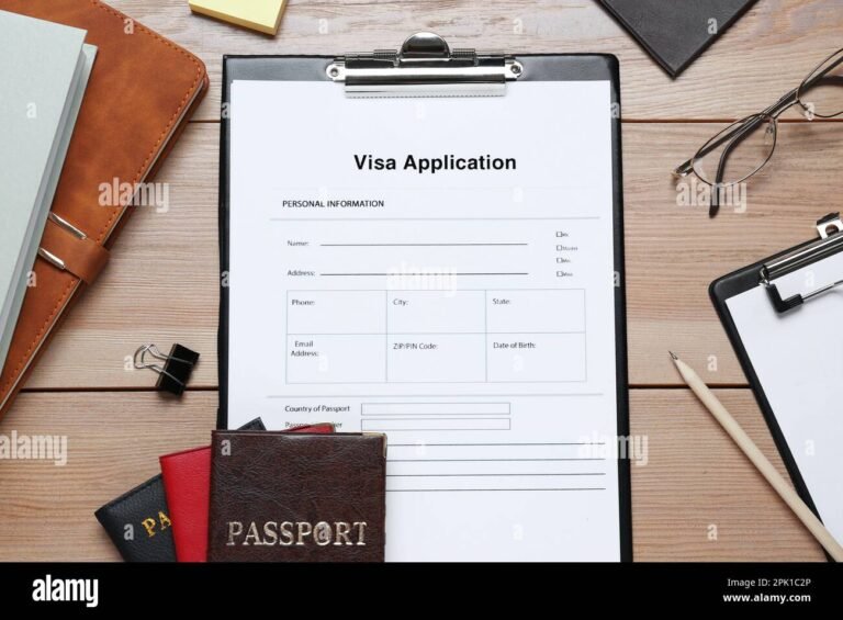 passihakemuslomakkeita ja passeja poydalla