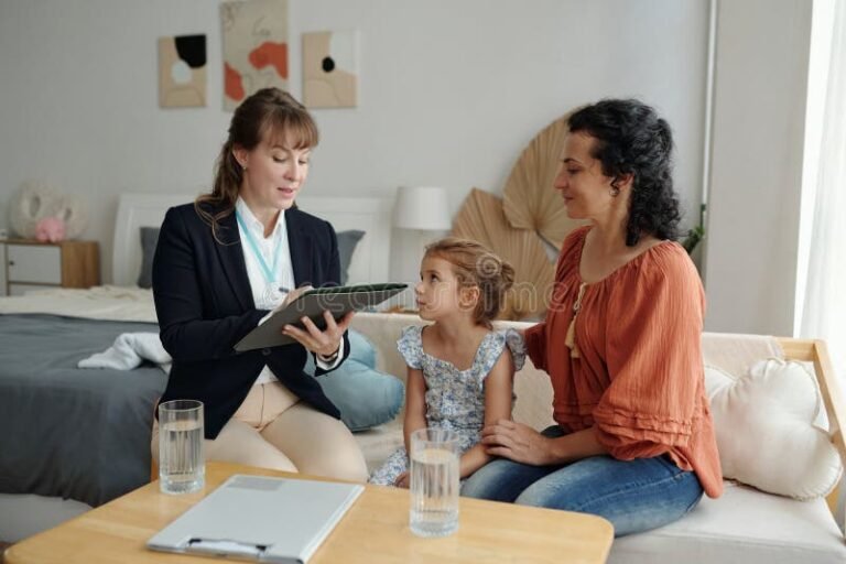 perhe keskustelee asiakirjojen aarella