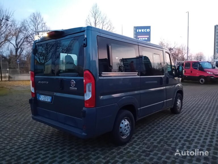 postin sininen pakettiauto mainoksia jakamassa